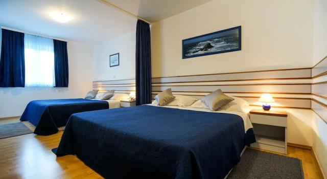 Четырёхместный семейный номер Standard с балконом и с частичным видом на море Hotel Belvedere