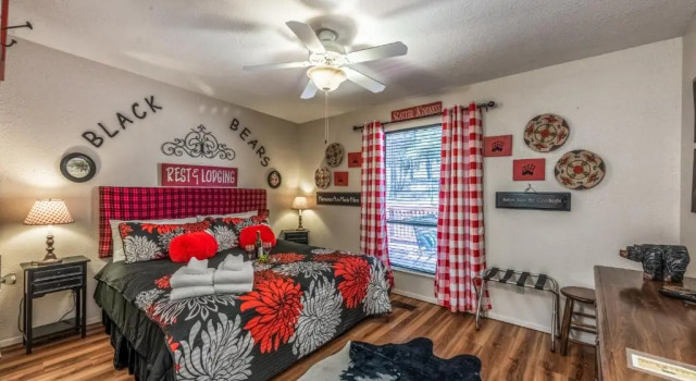 Gotch Eyed Moose, 3 Bedrooms, 3 bath, Pool and Tennis Access, Sleeps 10, Varaa Hotelli Hotellit New Mexico pysäköinnillä, Pysäköinti