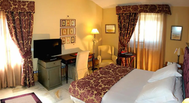 Полулюкс Hotel Alcázar de la Reina