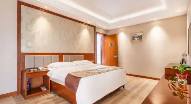 Трёхместный люкс Executive New Century Hotel