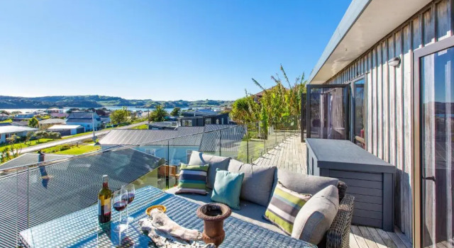 Sunshine Lookout - Raglan Holiday Home, Buchen Sie Hotel Raglan 