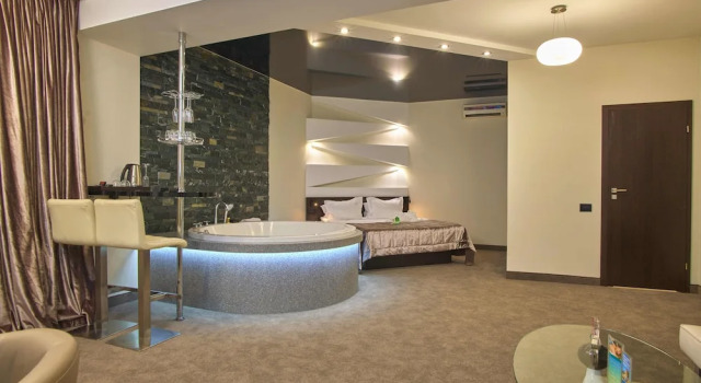 Suite Hotel & Spa NEMO with dolphins