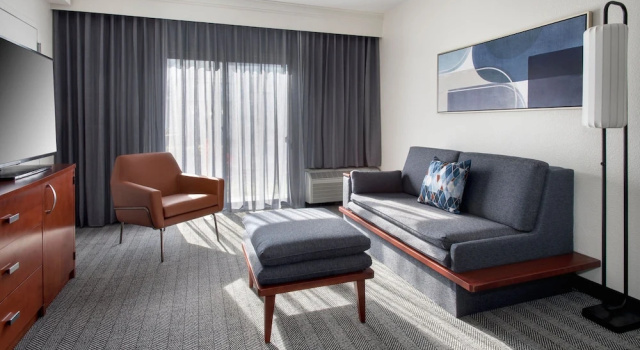 Шестиместный люкс Courtyard by Marriott Silver Spring North/White Oak
