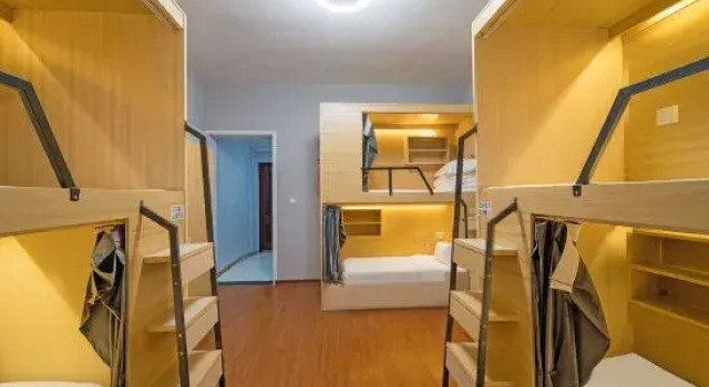 Кровать в общем номере (мужской номер) Zilanling Hostel (Zhongshan Scenic Area Houzaimen)