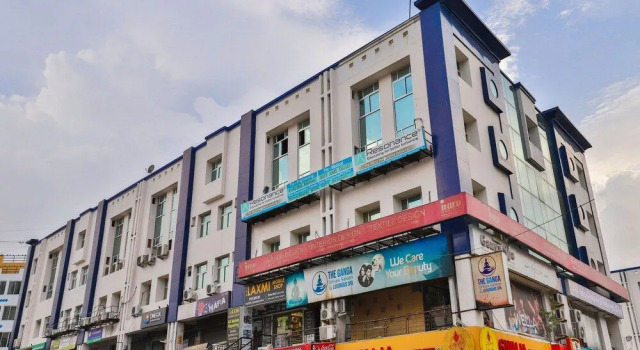 OYO 14942 Hotel Maple Leaf, Rezervovat Hotel Hotely v Gujarat s parkováním, Parkování