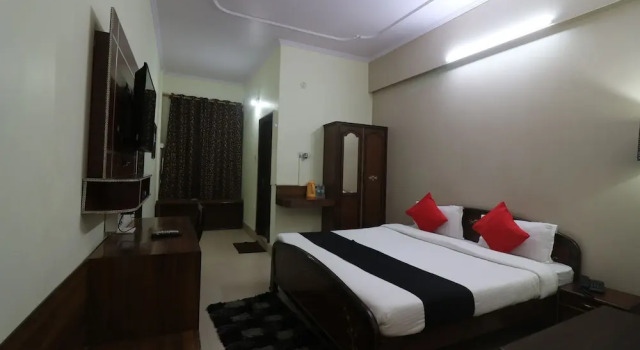 Четырёхместный номер Superior с балконом и с видом на реку Hotel Mandakini
