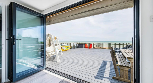 Beachfront Escape Sleeps 8 Ideal Family Retreat, Забронировать Отель Отели Исторического графства Суссекса с парковкой, Парковка