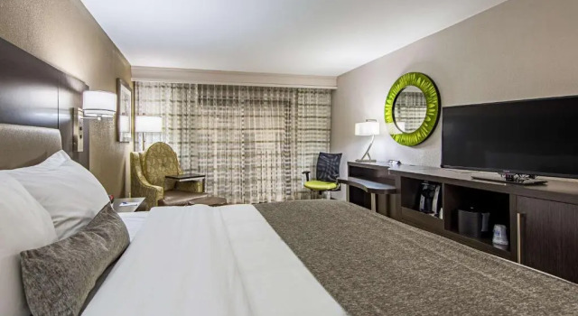 Номер Standard с балконом Best Western Plus Clemson Hotel & Conference Center
