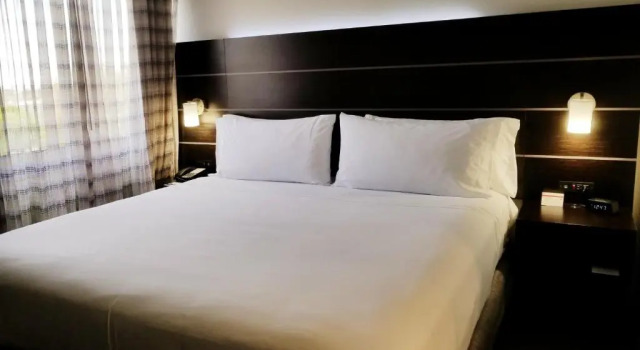 Двухместный люкс c 1 комнатой Holiday Inn Express & Suites Miami - Hialeah by IHG