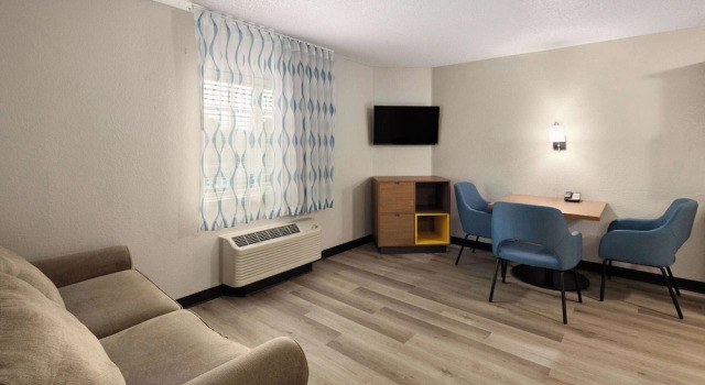 Четырёхместный люкс Days Inn & Suites by Wyndham Green Bay WI