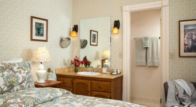 Кровать в общем номере Cheshire Cat Inn & Cottages