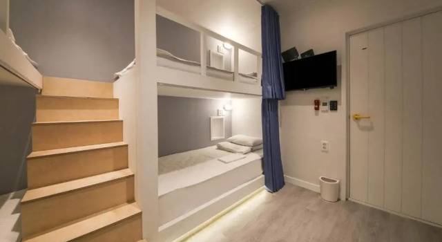 Кровать в общем номере (мужской номер) Backpackers In Yeosu