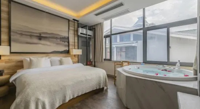Двухместный люкс с балконом Yuejiuqu Boutique Hotel Wuyishan