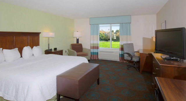 Четырёхместный номер Standard с красивым видом из окна Hampton Inn & Suites Suisun City Waterfront
