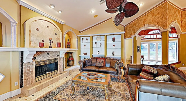 New Listing! European-style On Canal W/ Pool 4 Bedroom Home, Забронировать Апартаменты/квартира Апартаменты Кейп-Корал, Апартаменты/квартира