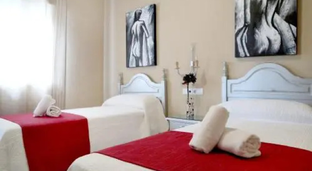 HOSTAL ViCTORiA, Забронировать Отель Ла-Карлота Cordoba Province
