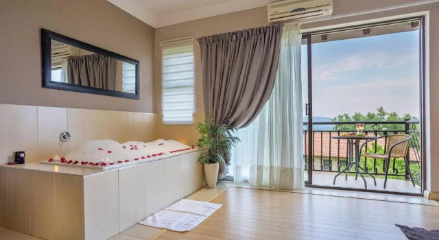 Люкс с видом на озеро Three Oaks and an Aloe Boutique Hotel