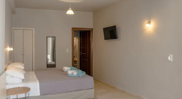 Четырёхместный номер Superior с балконом Areti Hotel