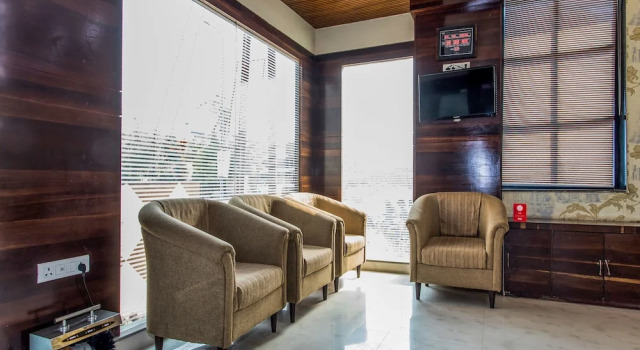 OYO 5253 Hotel Orange Lily