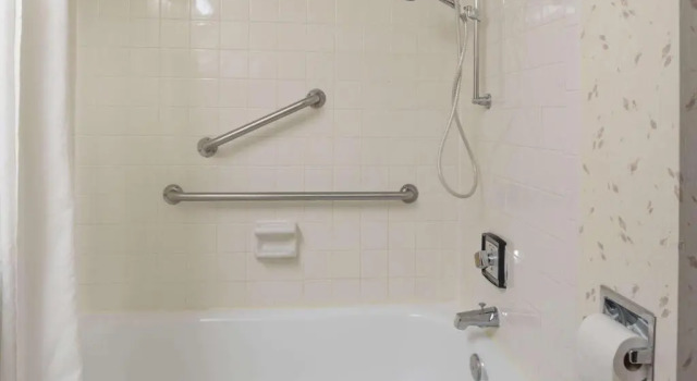 Четырёхместный номер Standard Ramada by Wyndham Grand Forks