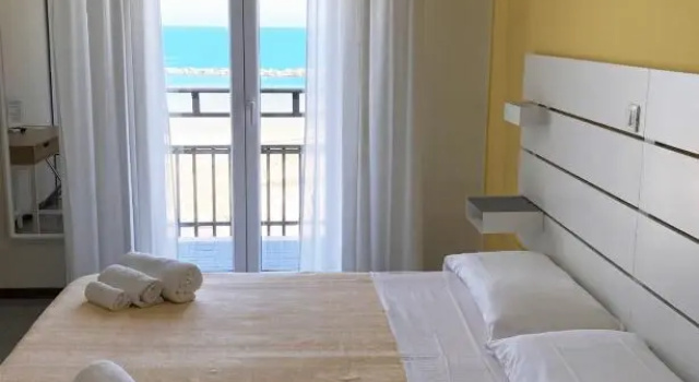 Четырёхместный номер Standard с видом на море HOTEL FLYING