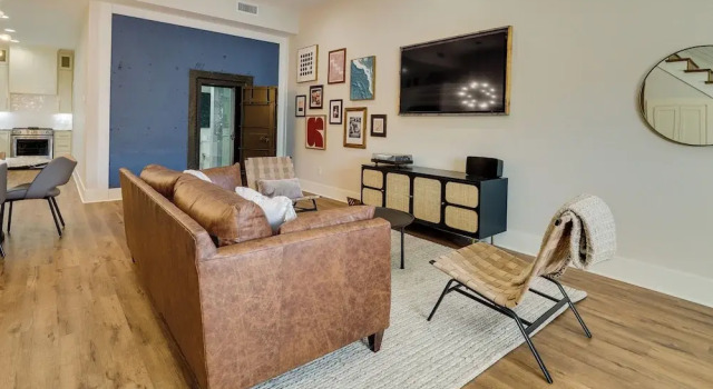 Upscale Texarkana Townhome, Walk to Downtown!, Varaa Huoneisto Texarkana 