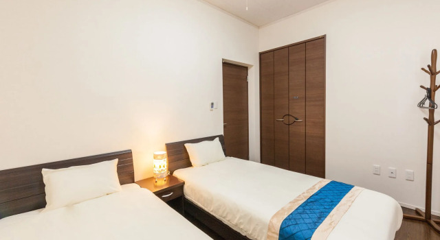 Hide House, Забронировать Отель Отели Тятан с парковкой, рядом с Пляж Араха, Парковка