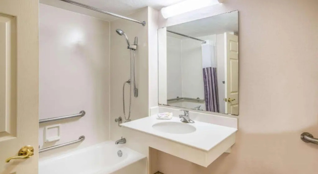 Двухместный номер Accessible La Quinta Inn by Wyndham Colorado Springs Garden of the Gods