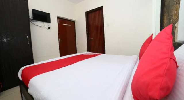 OYO 15933 Hotel V Square