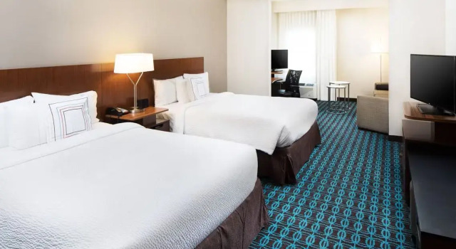 Четырёхместный люкс c 1 комнатой Fairfield Inn & Suites by Marriott Savannah Downtown Historic District