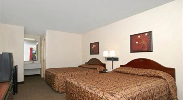 Regency Inn Fayetteville/Fort Bragg, Забронировать Отель Фаеттевилле Северная Каролина, рядом с Fayetteville Transportation Museum