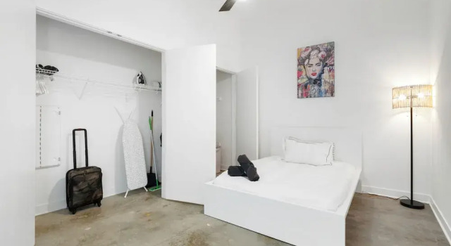 Ballpark Luxury Loft Steps from Arch, Забронировать Апартаменты/квартира Отели Сент-Луис с бассейном, рядом с Католическая церковь Св. Марии Торжествующей, Бассейн