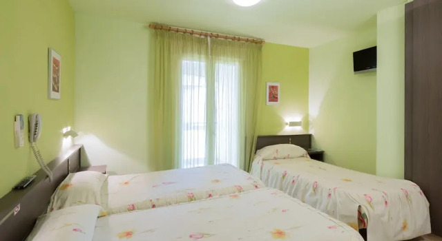 Трёхместный номер Standard Hostal La Vila