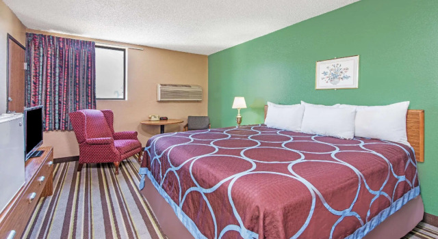 Doppel Suite Super 8 by Wyndham Sullivan