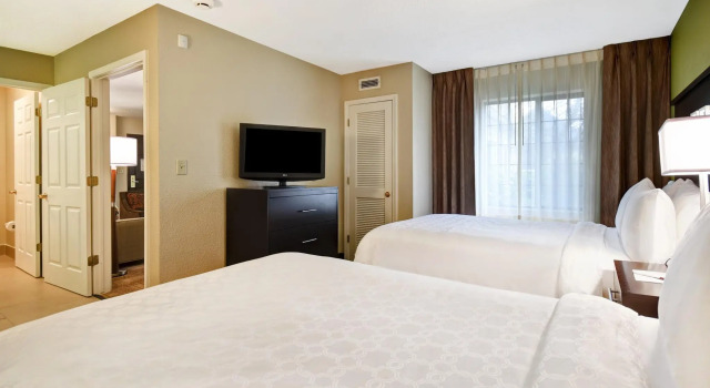 Четырёхместный номер Standard с 2 комнатами Staybridge Suites Grand Rapids-Kentwood by IHG