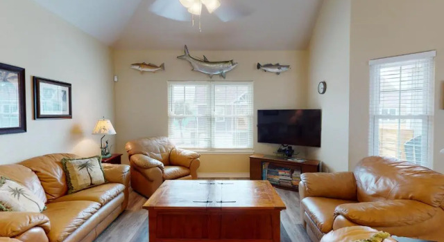FH4 Charming 3 Bedroom Condo, Near Beach, Shared Pool