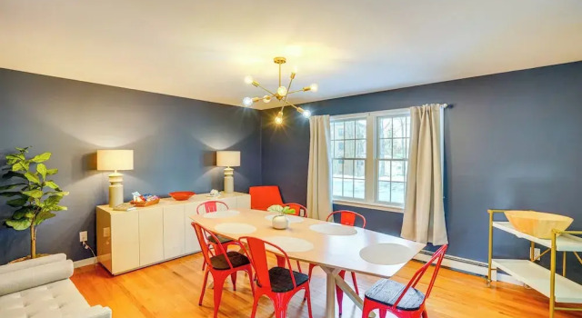 Walk to Dining: Downtown Lenox Guest House!