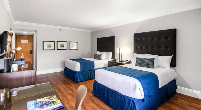 Четырёхместный номер Standard с видом на бассейн Miami Lakes Hotel