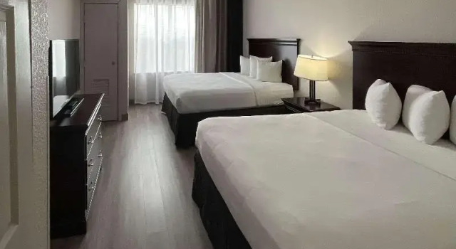 Четырёхместный люкс Country Inn & Suites by Radisson, Tallahassee-University Area, FL