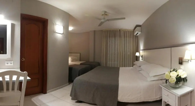 Четырёхместный номер Standard с балконом Hotel Ancora SANXENXO
