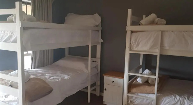 Кровать в общем номере Pili Pili Beach Cabanas