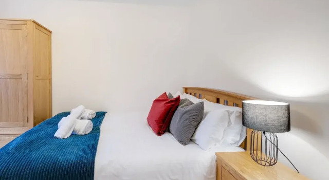 Spacious 4-Bedroom 2-Bath Home in Bywood, Book Pension Bracknell Berkshire