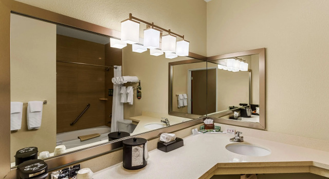 Четырёхместный номер Standard Best Western Rose Quartz Inn
