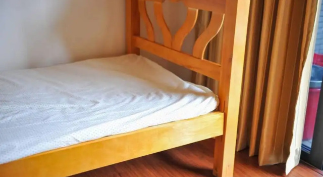 Кровать в общем номере (мужской номер) Yi Jia Ren Hostel