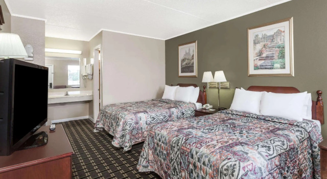 Четырёхместный номер Standard Days Inn by Wyndham Lenoir City