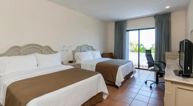 Четырёхместный номер Standard с видом на бассейн Holiday Inn Ciudad Del Carmen by IHG