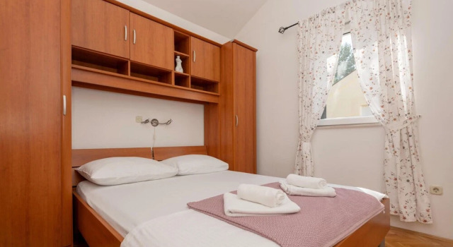 Awesome Apartment in Promajna With Wifi and 1 Bedrooms, Rezerwuj Apartament Hotele w Split-Dalmatia County z parkingiem, Parking