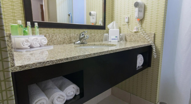 Четырёхместный номер Standard Holiday Inn Express and Suites Winchester by IHG