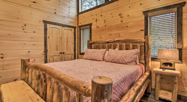 Коттедж Luxe Cabin w/ Home Theater < 2 Miles to Gatlinburg