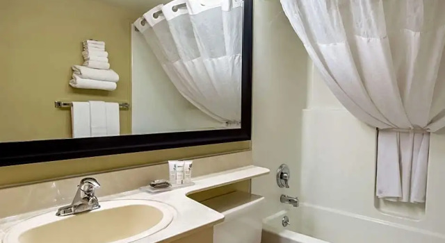 Четырёхместный люкс Country Inn & Suites by Radisson, Winnipeg, MB
